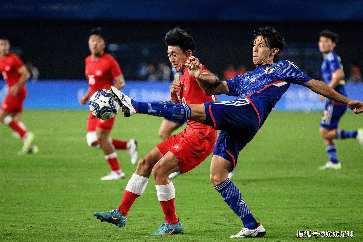 中国足球职业赛事豪强对抗引人注目