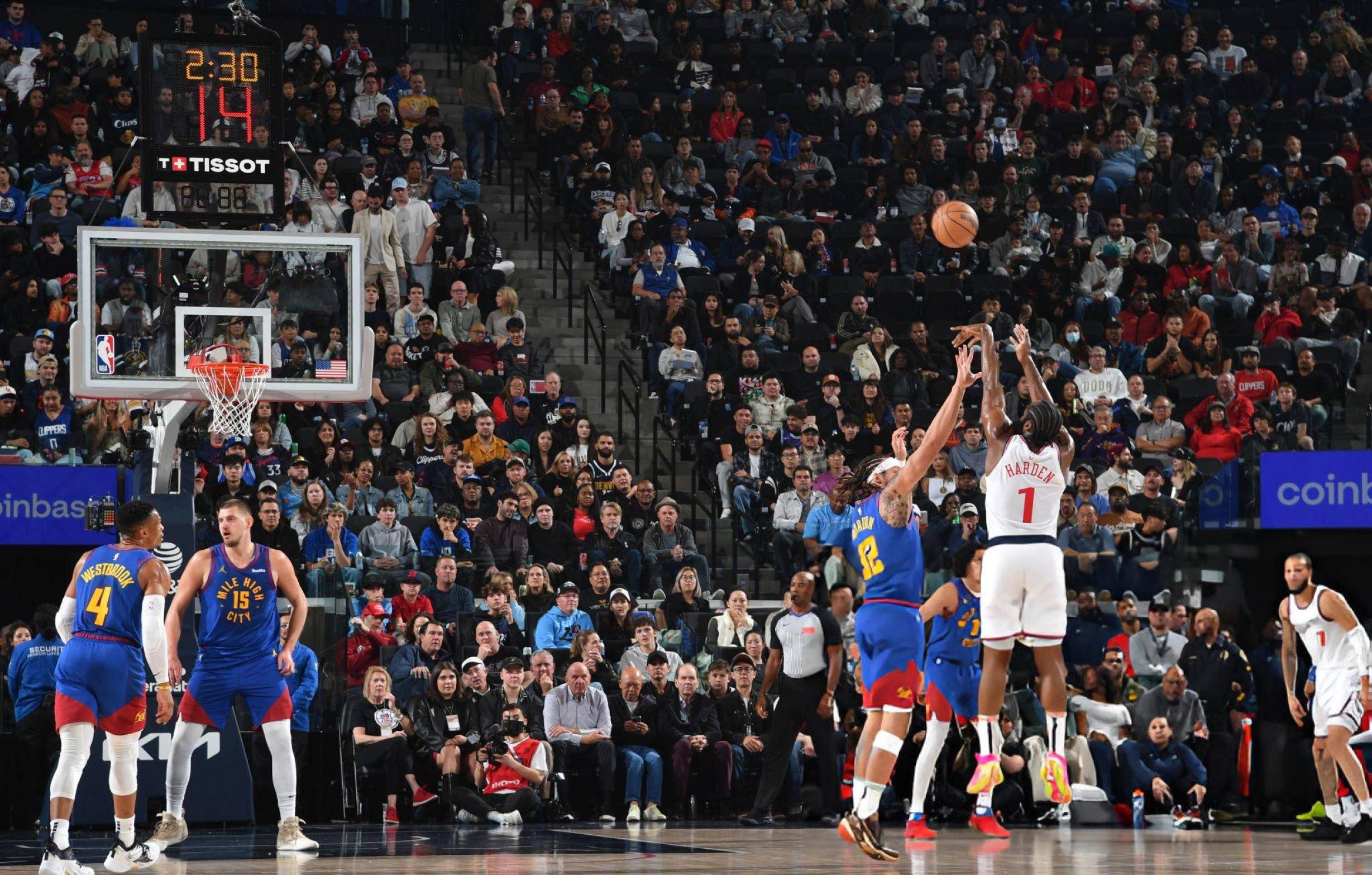 火箭客场惨败马刺！哈登失准