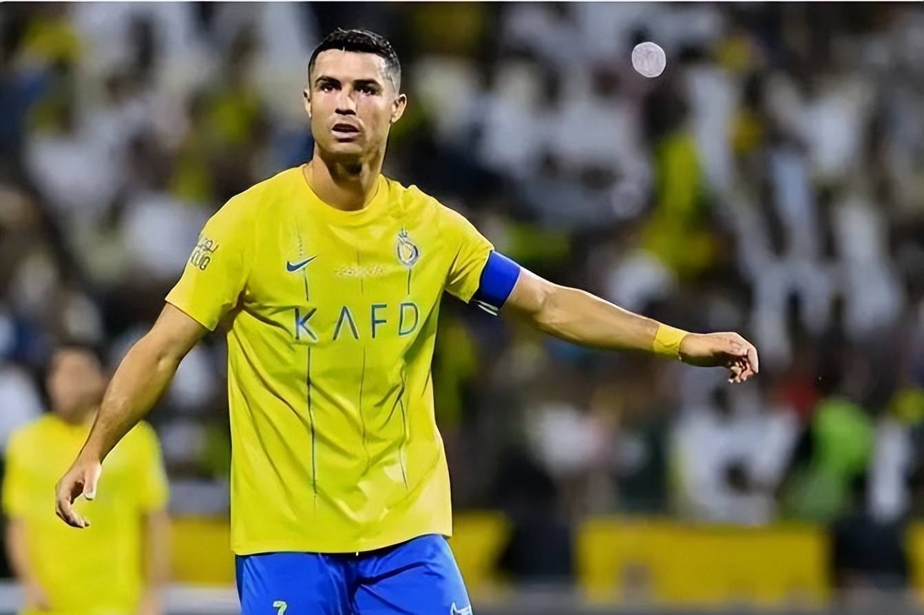 巴萨陷入低谷，梅西错失欧冠殊荣