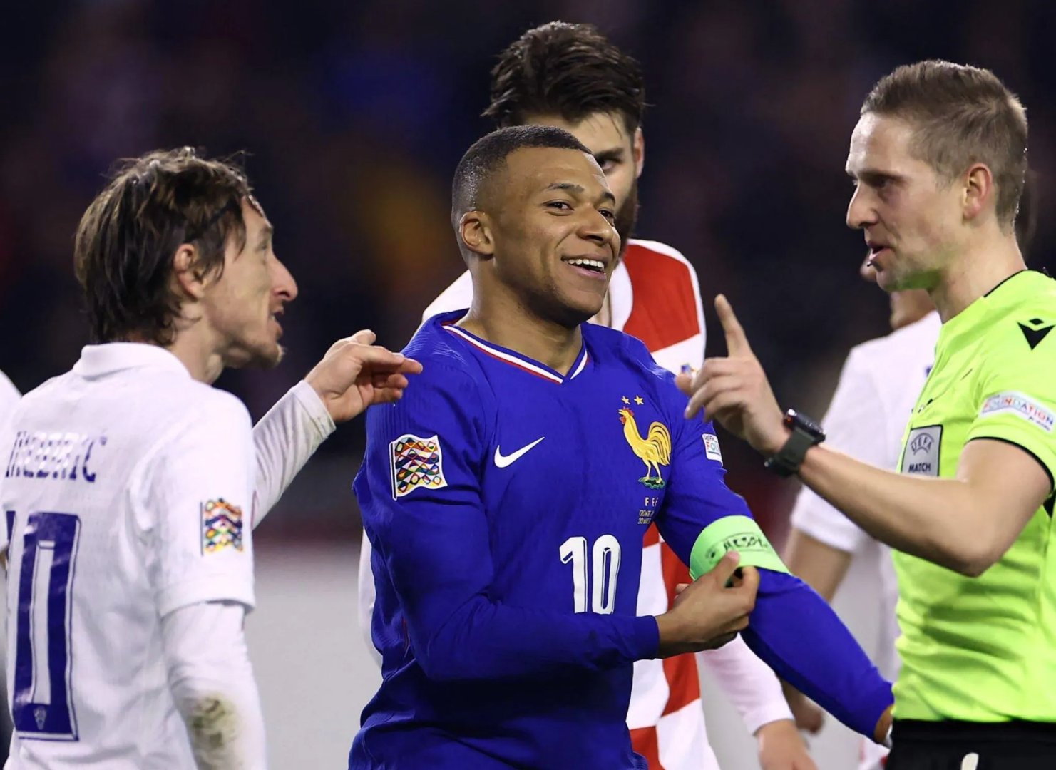 包含姆巴佩场边指挥情绪激动，莫德里奇队员怒摔水瓶的词条