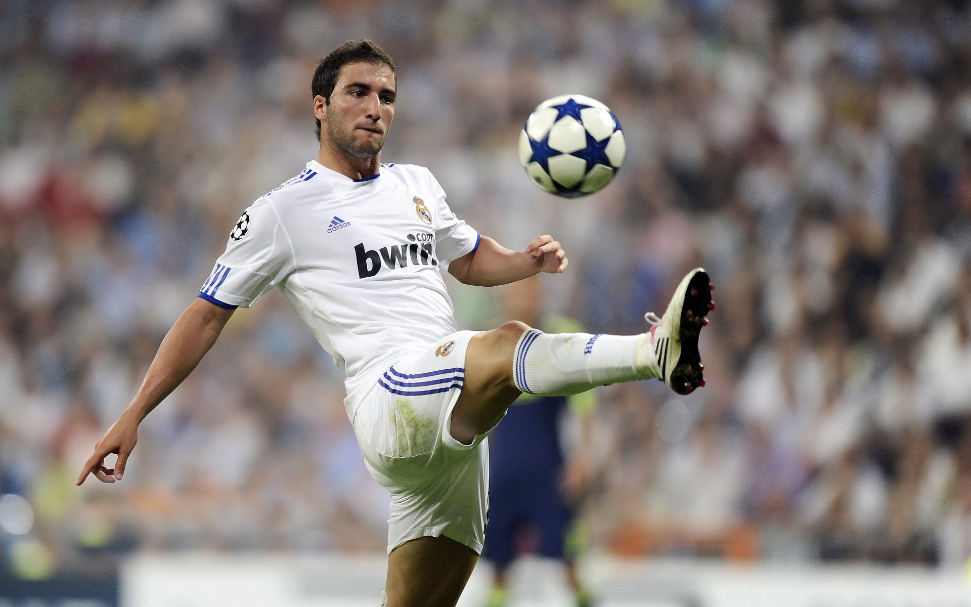 中国队观众热烈欢呼！，德布劳内迎来十赛季出色发挥观众掌声雷动